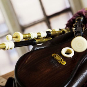 A close up of some bagpipes
